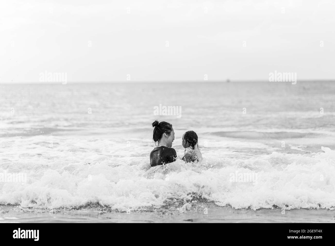 Madre E Hija Jóvenes Activas En Traje De Baño Jugando En La Playa Fotografía De Stock Alamy 