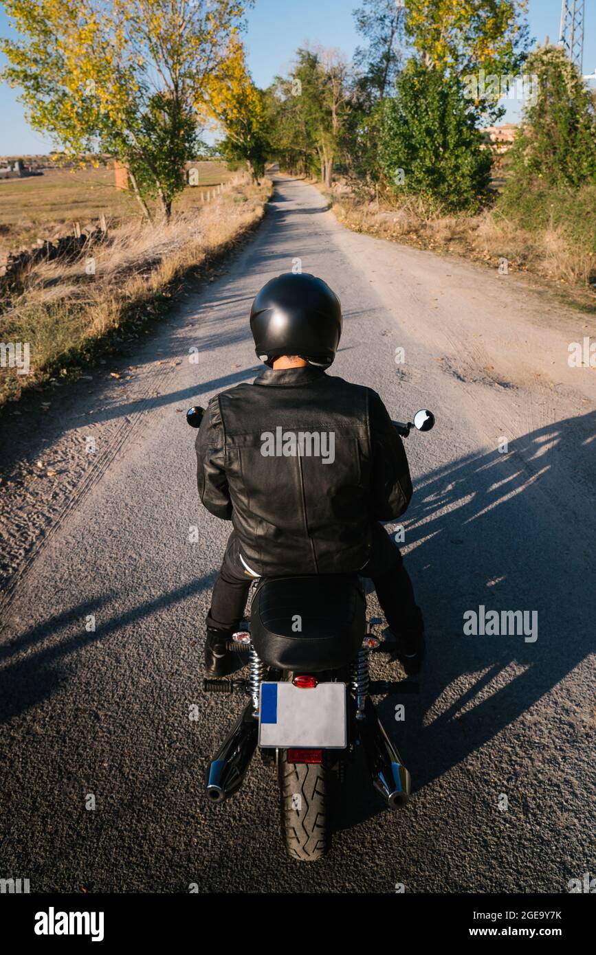 Posando Para Una Cámara Ciclista En Bicicleta Está En La Carretera De  Asfalto En El Bosque En El Día Soleado Imagen de archivo - Imagen de casco,  afuera: 166416277