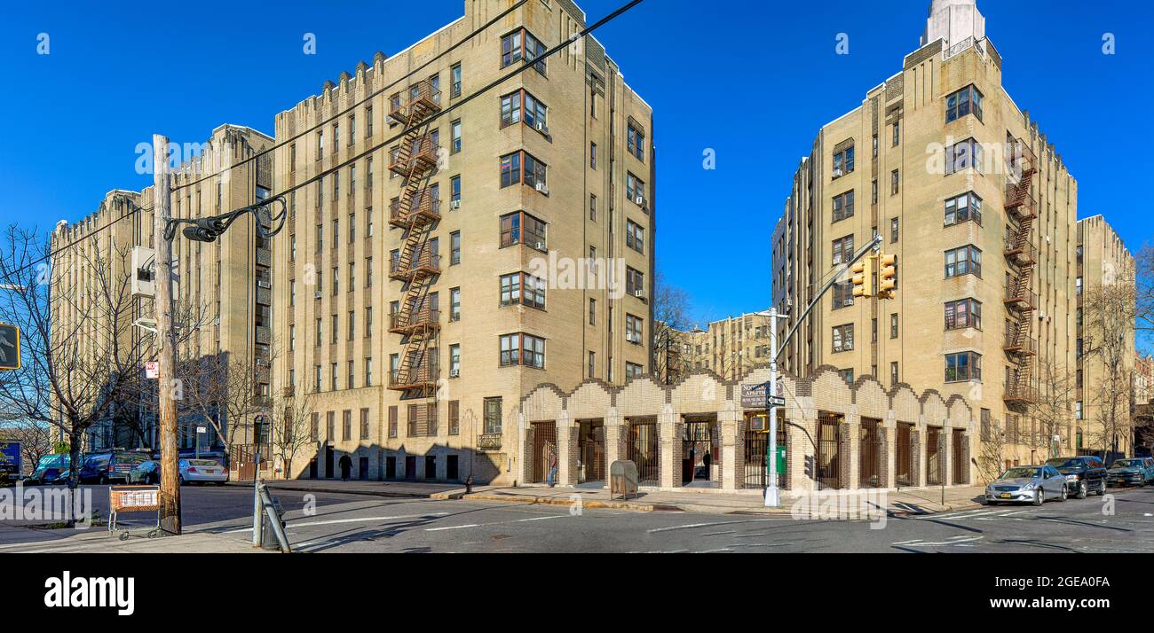Los Apartamentos Noonan Plaza, diseñados por Horace Ginsbern y Marvin Fine, son puntos de referencia Art Deco en la sección de Highbridge del Bronx. Foto de stock