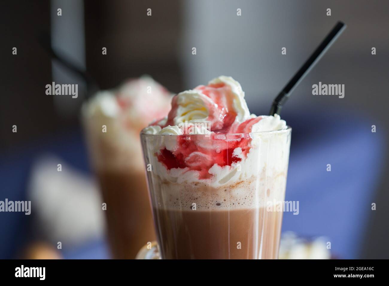 Frappe de fresa y chocolate con café helado con crema y paja Fotografía de  stock - Alamy