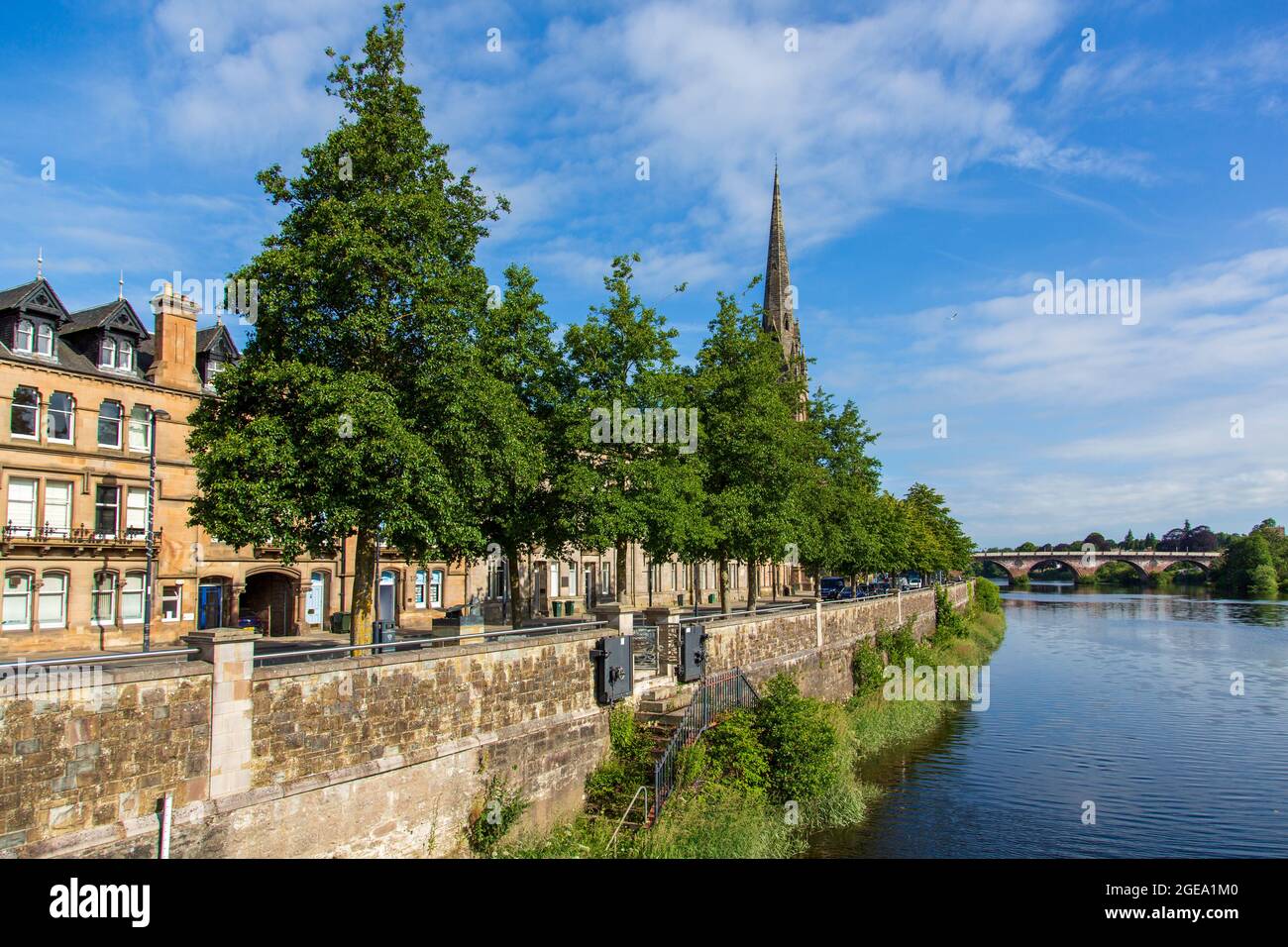 La ciudad de Perth a orillas del río Tay, Escocia, enmarcada por la ribera de los Alders italianos Foto de stock