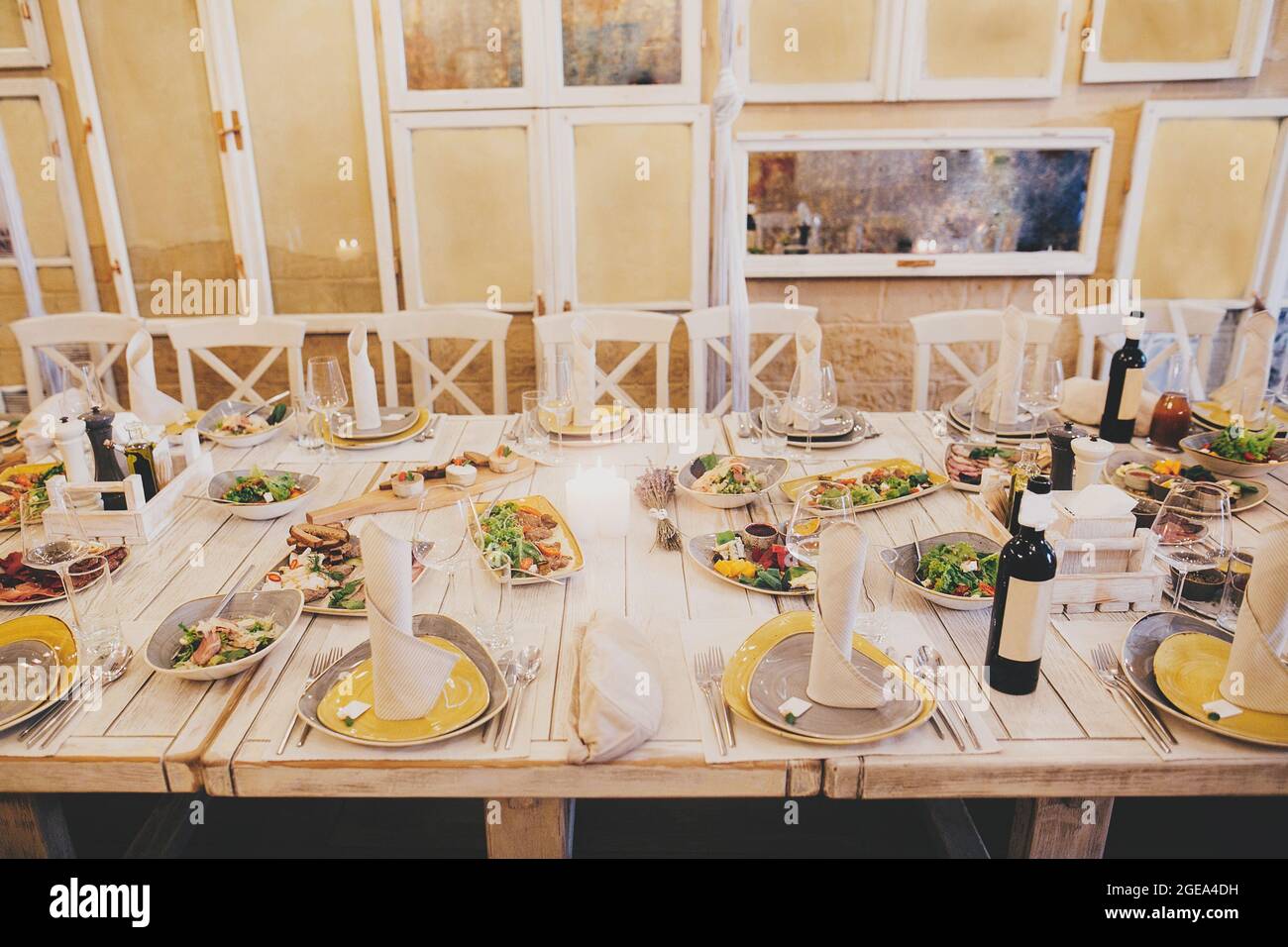 Mesa elegante y deliciosa con comida y bebida en la recepción de bodas en  el restaurante. Fiesta de Navidad o fiesta de Año Nuevo. Catering de lujo  en banquetes. Probar Fotografía de