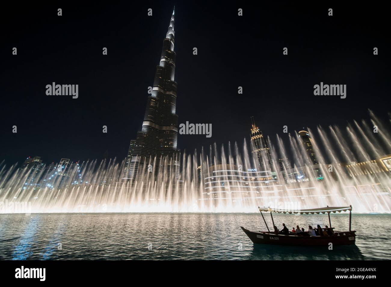 La fuente bailable cobra vida bajo el Burj Khalifa. Foto de stock