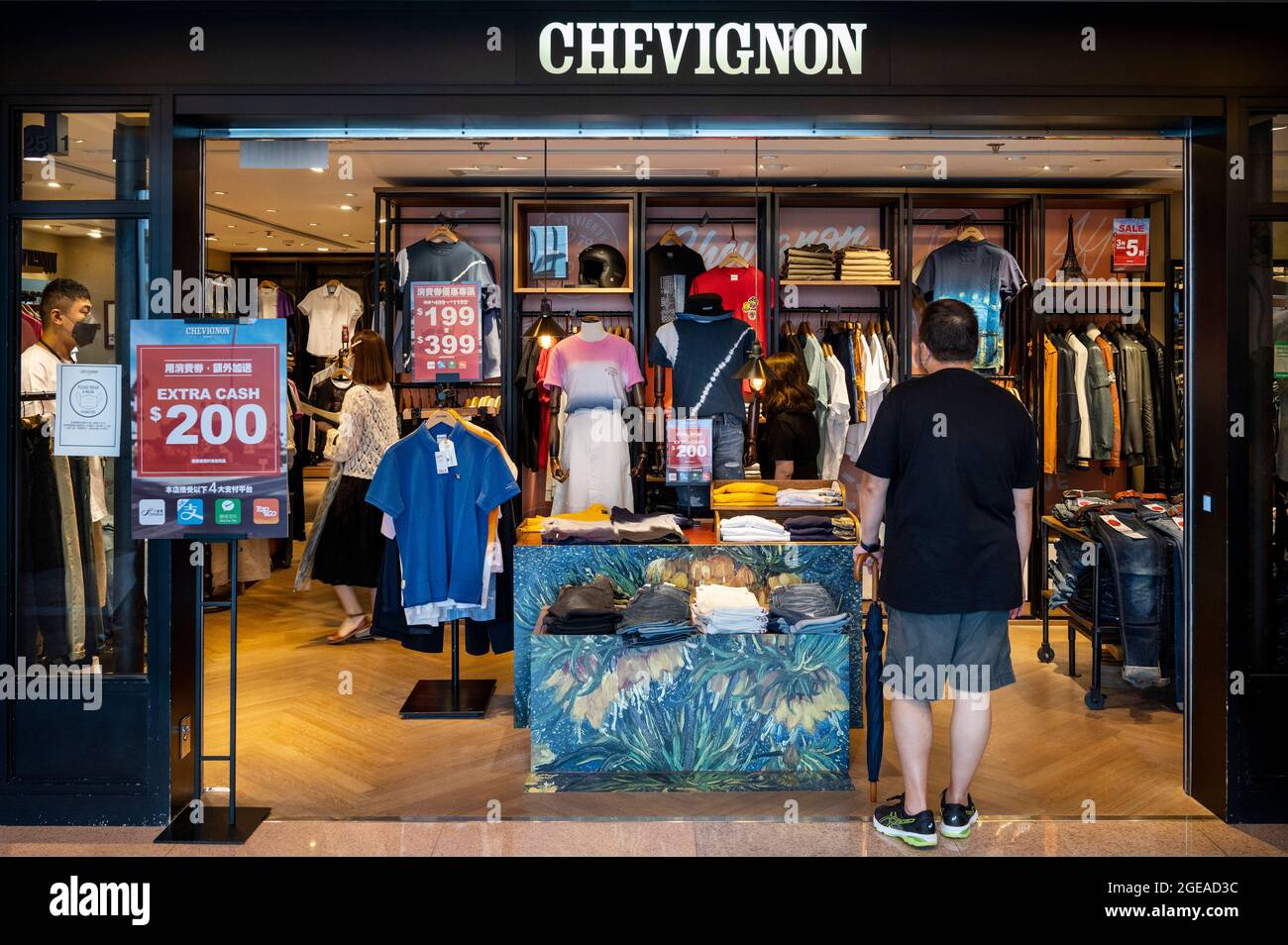 Hong Kong, 18th de agosto de 2021. Un comprador se en tienda de la marca francesa de moda Chevignon en Hong Kong. SOPA Images Limited/Alamy Live News Fotografía
