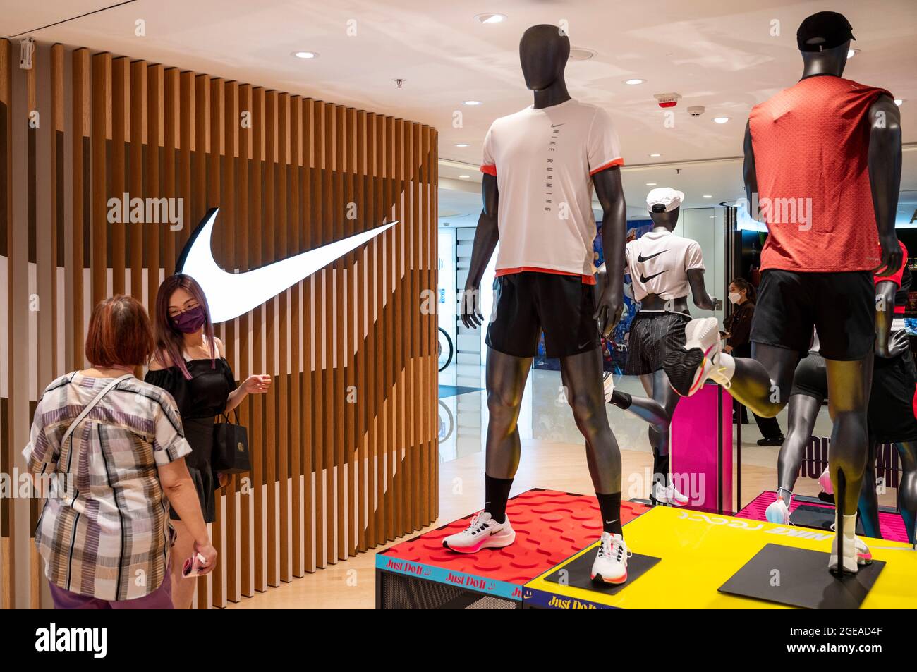 Hong China. 18th de agosto de 2021. Los compradores son vistos en la marca de ropa deportiva multinacional americana, Nike Store en Hong Kong. Crédito: SOPA Images Limited/Alamy Live News Fotografía