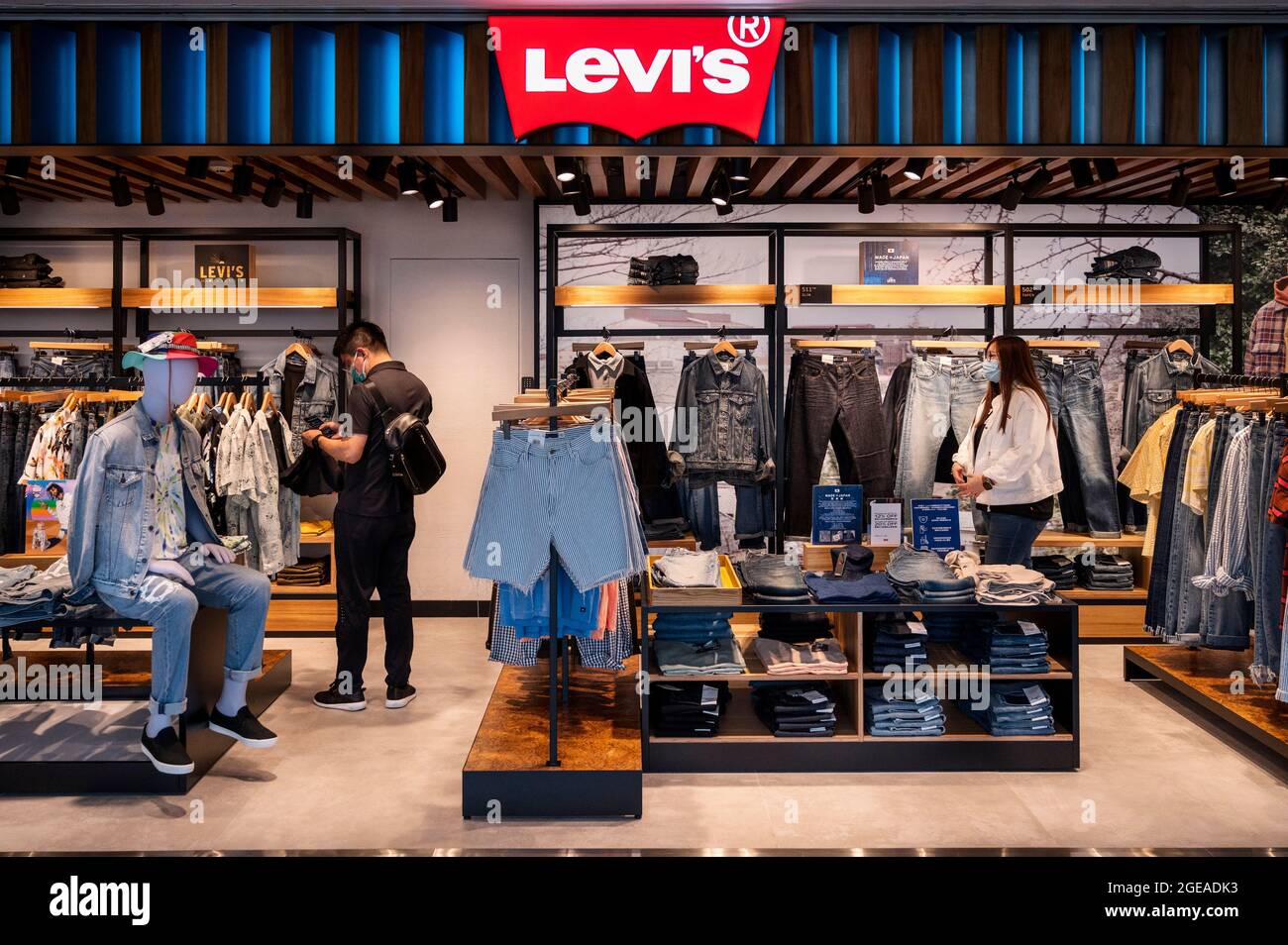 La marca de la empresa de ropa americana, la tienda Levi's y el logotipo en Hong Kong. (Foto de Budrul Chukrut / SOPA Images/Sipa Fotografía de stock - Alamy