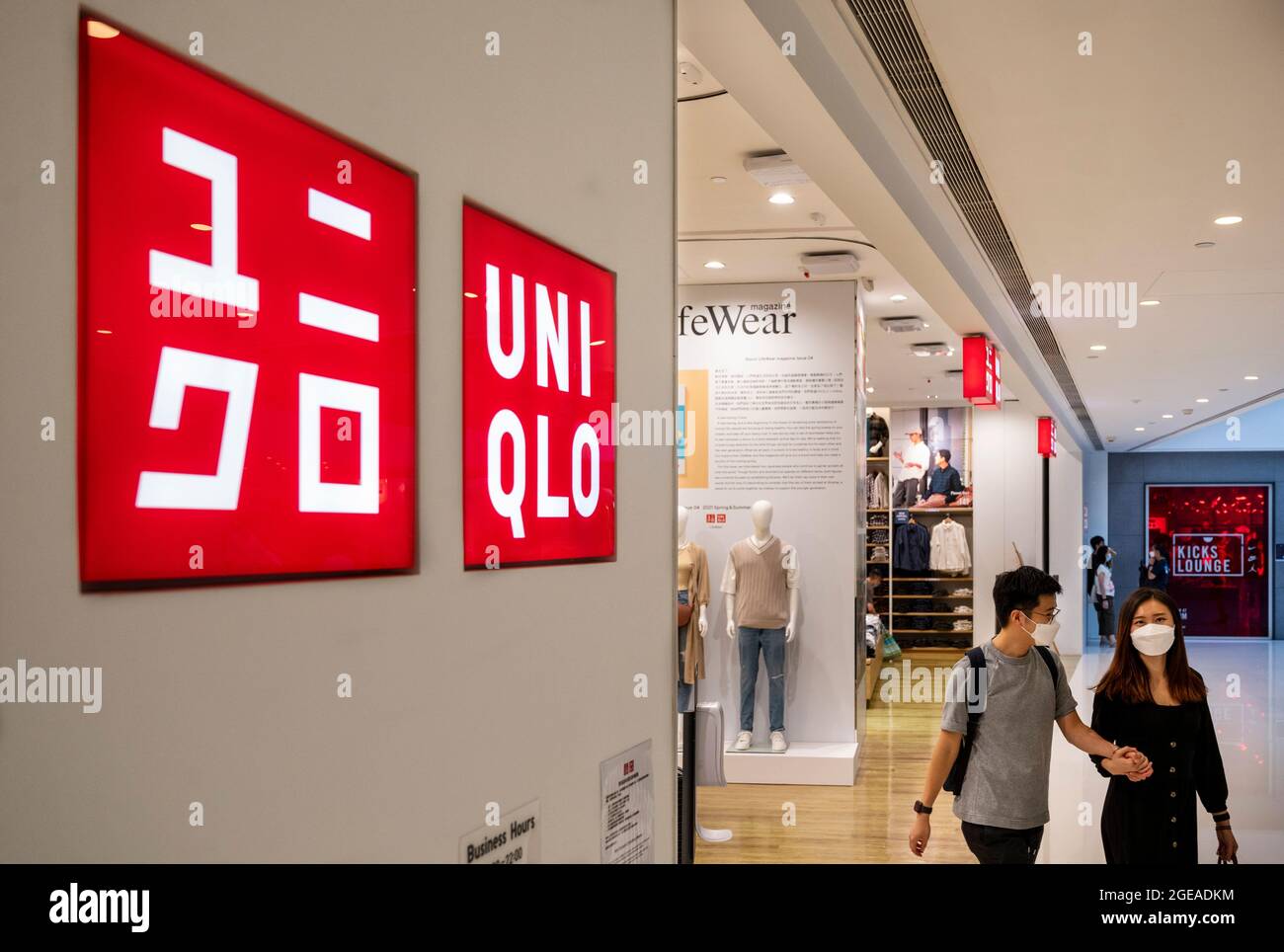 Tienda y logotipo Uniqlo de la marca japonesa de ropa visto en Hong Kong.  (Foto de Budrul Chukrut / SOPA Images/Sipa USA Fotografía de stock - Alamy