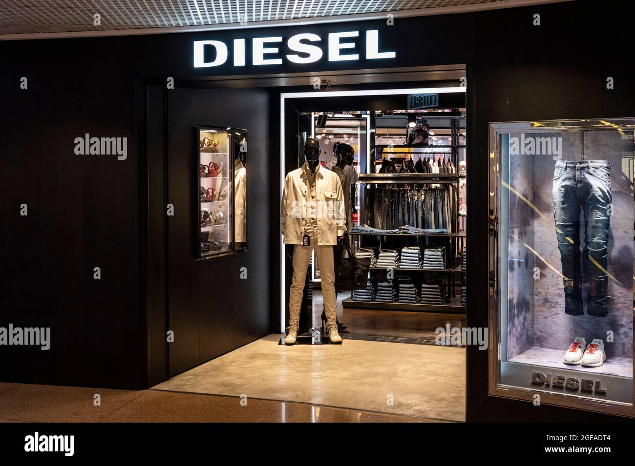Hong Kong, China. 18th agosto de 2021. La marca italiana de ropa Diesel tienda en Hong Kong. (Foto de Chukrut/SOPA Images/Sipa USA) Crédito: SIPA USA/Alamy Live News Fotografía stock -