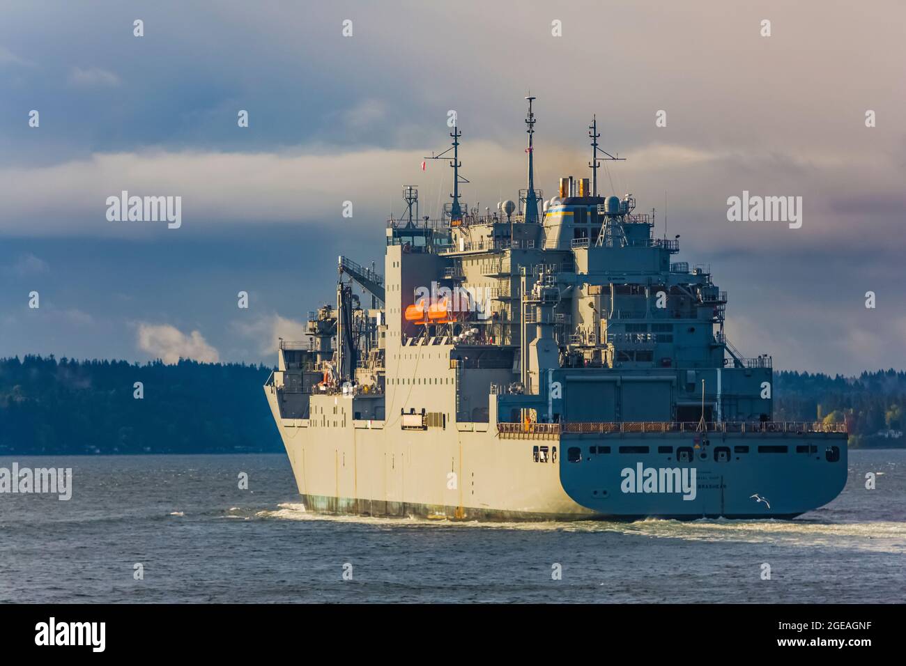 El buque de la Marina de los Estados Unidos Carl Brashear está en marcha en Puget Sound después de dejar el astillero naval Puget Sound y las instalaciones de mantenimiento intermedio en Bremerton, Wash Foto de stock