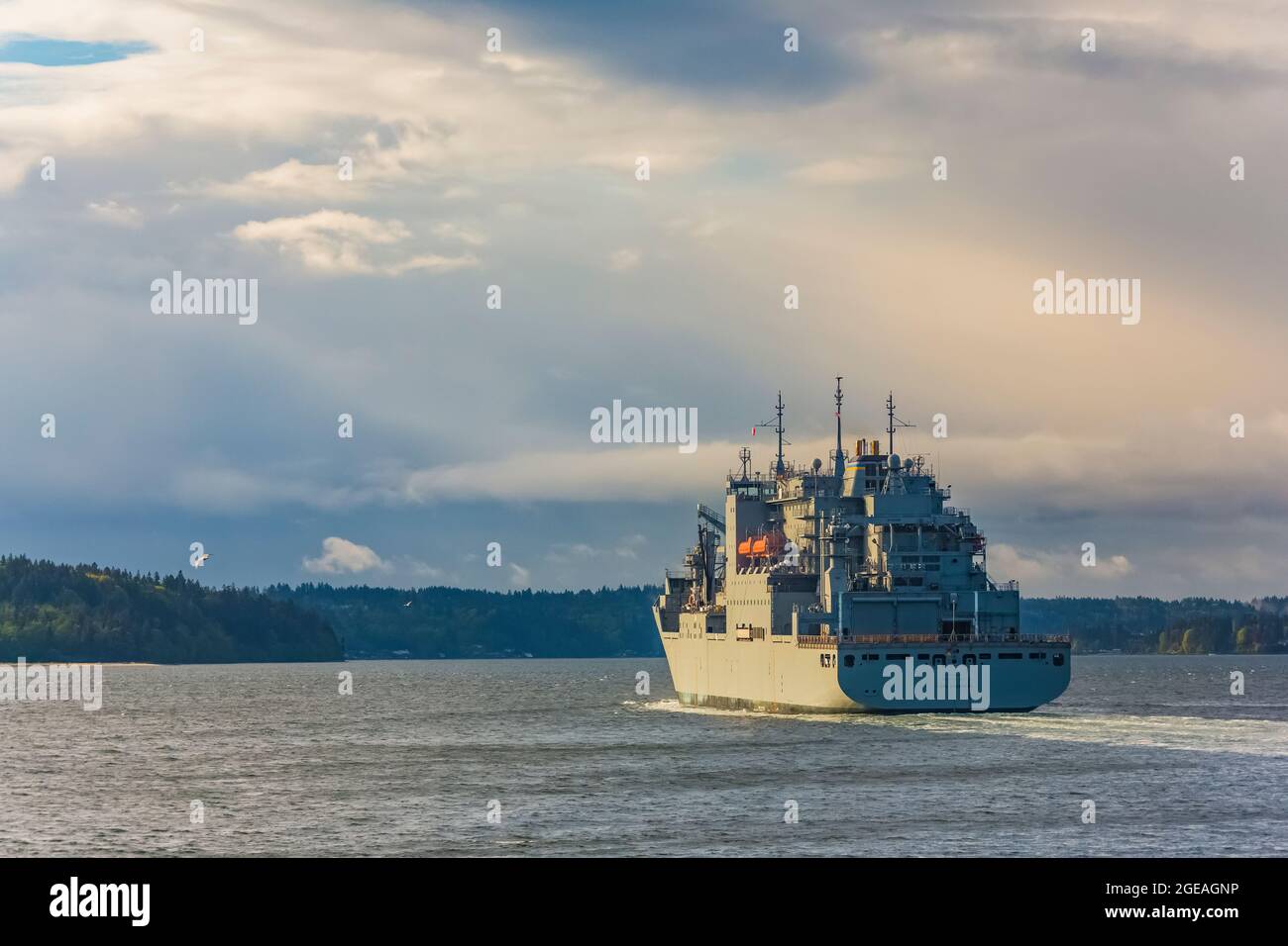 El buque de la Marina de los Estados Unidos Carl Brashear está en marcha en Puget Sound después de dejar el astillero naval Puget Sound y las instalaciones de mantenimiento intermedio en Bremerton, Wash Foto de stock