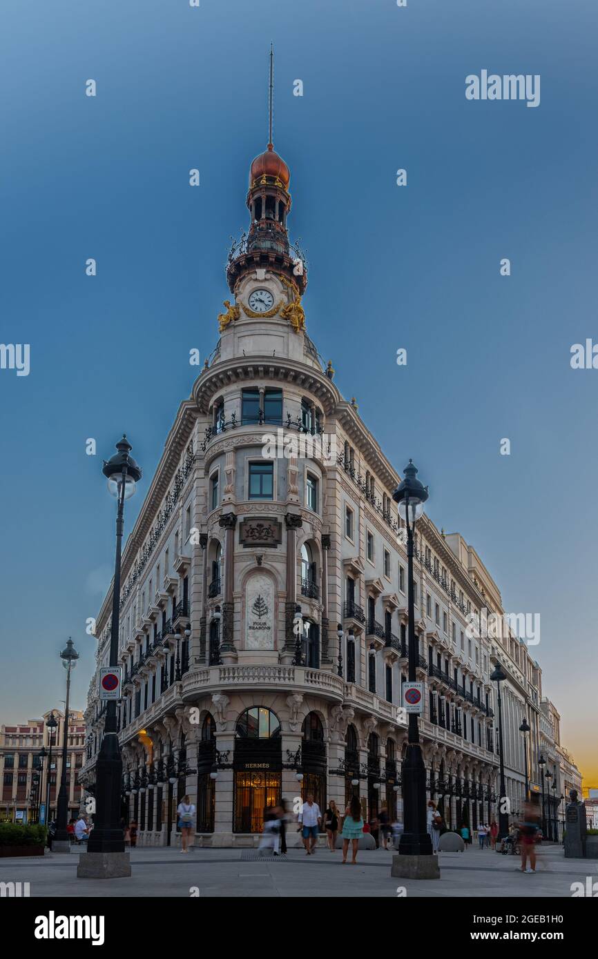 El Four Seasons Hotel Madrid y la tienda Hermes unen una colección de 7  edificios históricos, todos ellos impecablemente restaurados y reimaginados  Fotografía de stock - Alamy