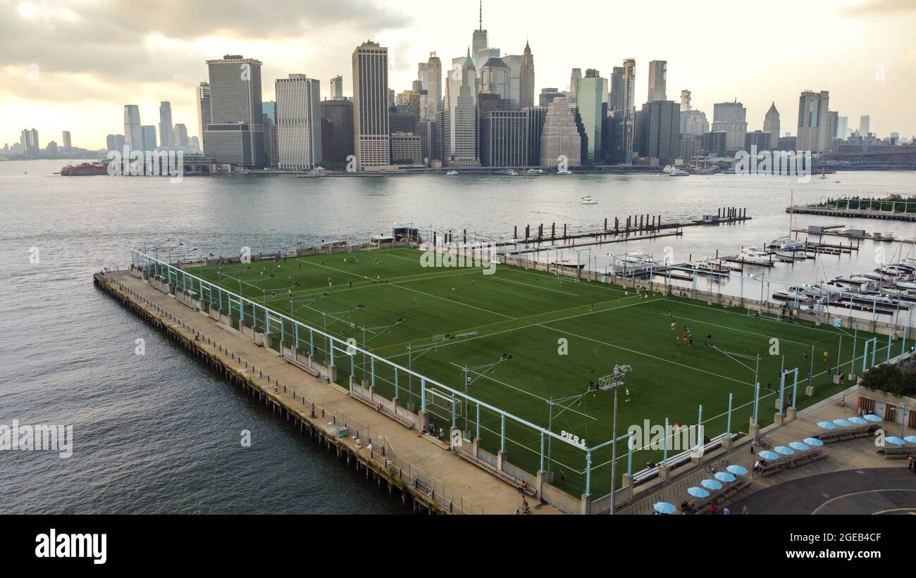 Campo de fútbol, Brooklyn Bridge Park Pier 5, Brooklyn, NY, Estados Unidos Foto de stock