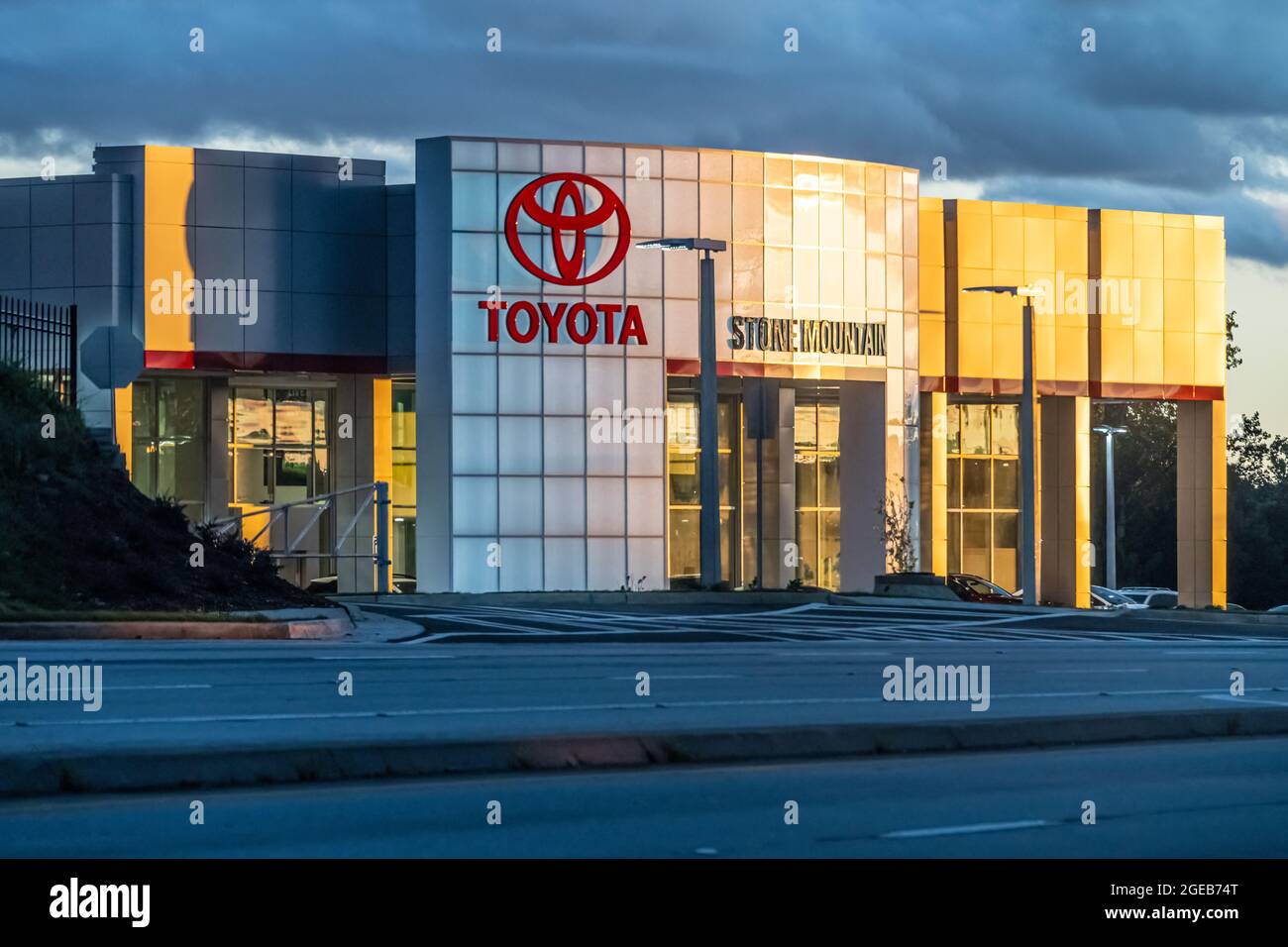 Concesionario de automóviles de Stone Mountain Toyota al atardecer en Lilburn, Georgia. (EE. UU.) Foto de stock
