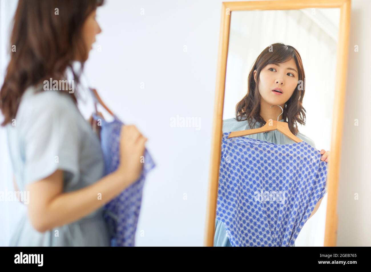 Mujer japonesa preparándose en casa Foto de stock