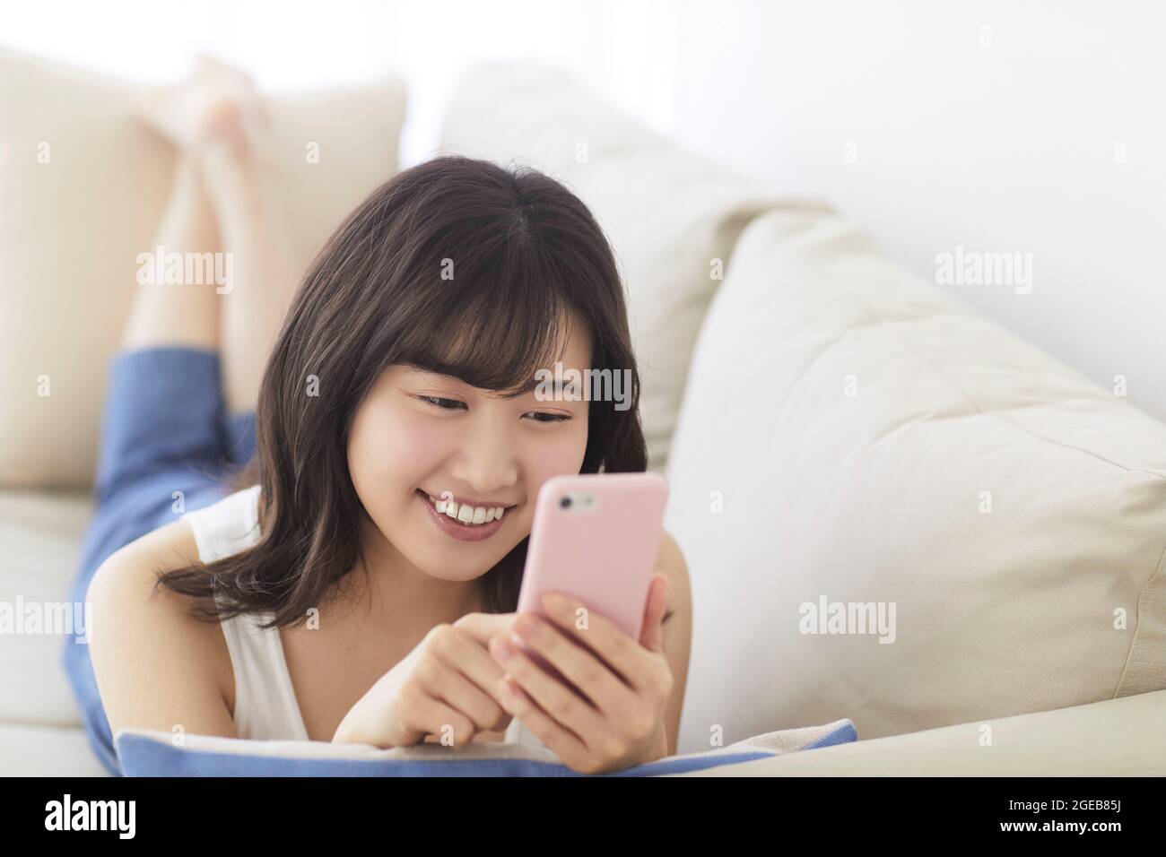Mujer japonesa disfrutando de su tiempo en casa Foto de stock