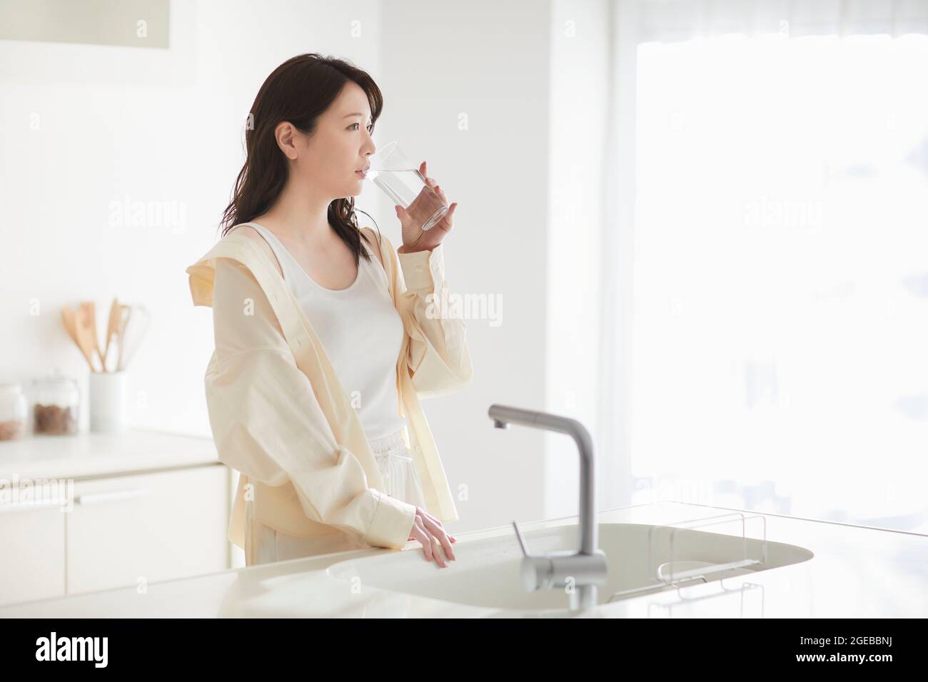 Mujer japonesa disfrutando de su tiempo en casa Foto de stock