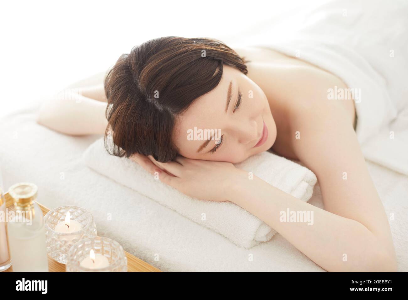 Mujer japonesa relajándose en un spa Foto de stock