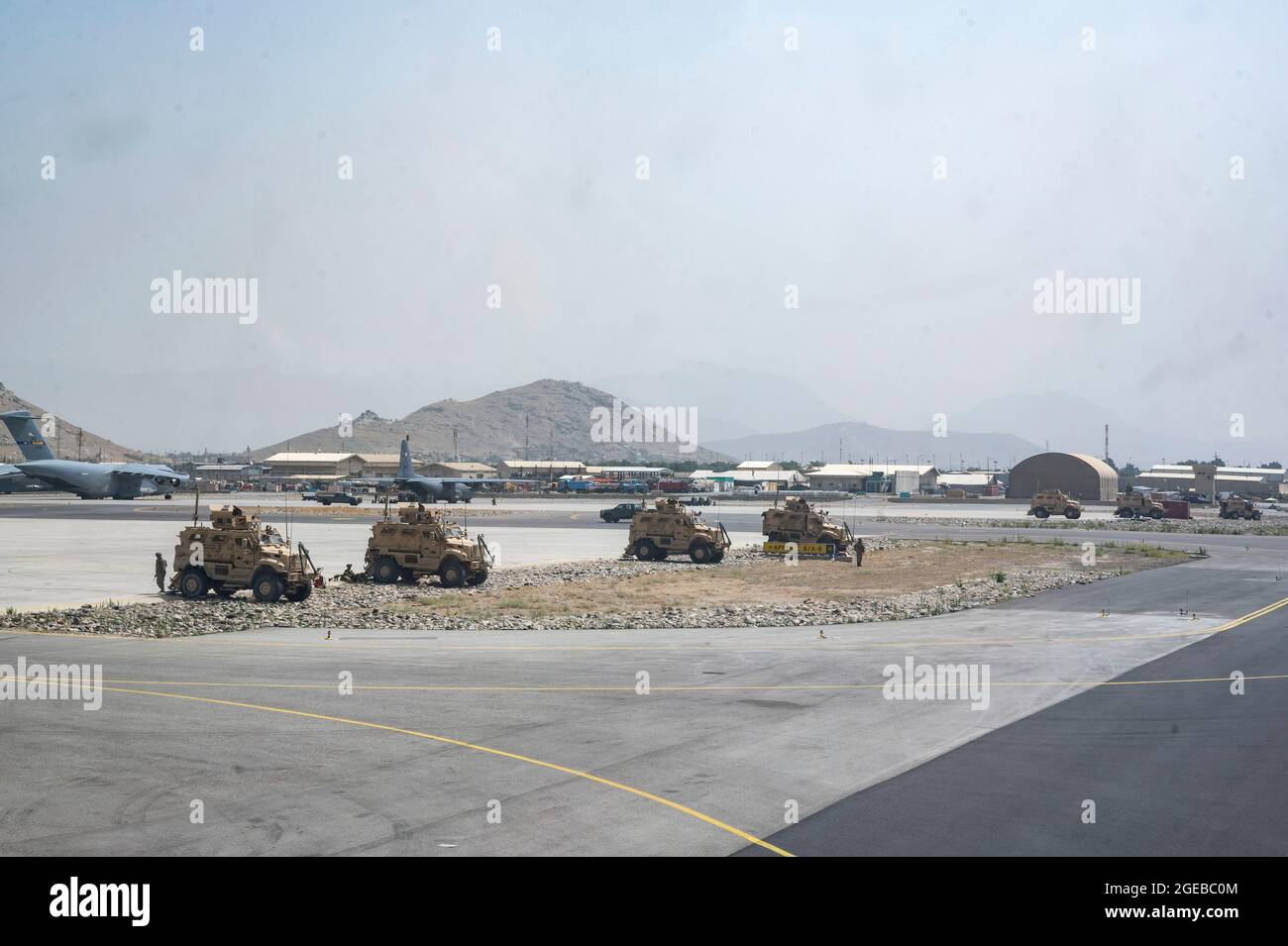 Kabul, Afganistán. 17th de agosto de 2021. Soldados del Ejército de EE.UU. Con la División Aerotransportada de 82nd, patrullan el Aeropuerto Internacional Hamid Karzai en apoyo del Refugio de la Operación Aliados el 17 de agosto de 2021 en Kabul, Afganistán. Crédito: Planetpix/Alamy Live News Foto de stock