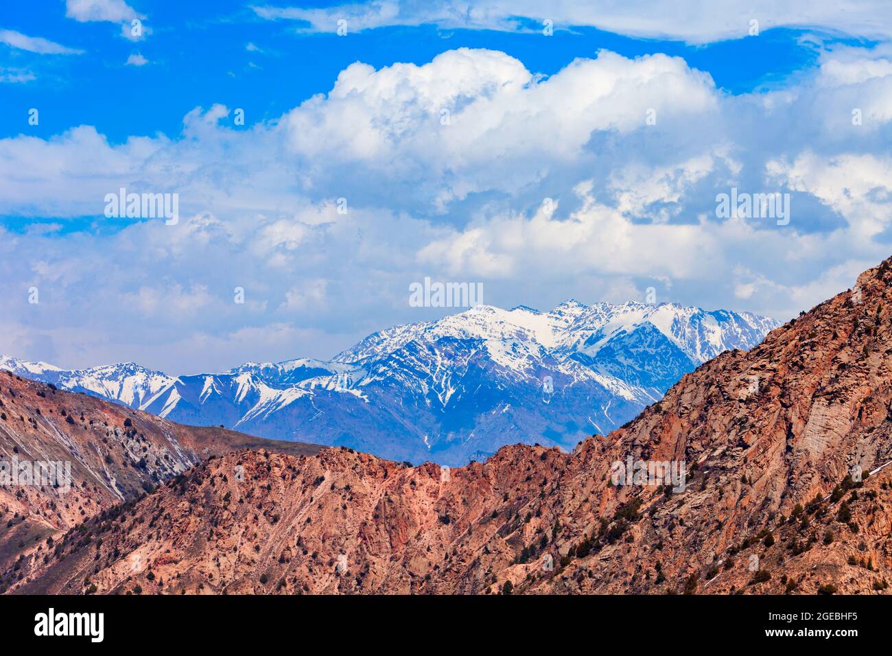 Chimgan montaña en la cordillera Tian Shan cerca de la ciudad de Taskent en Uzbekistán en primavera, vista desde el teleférico Foto de stock