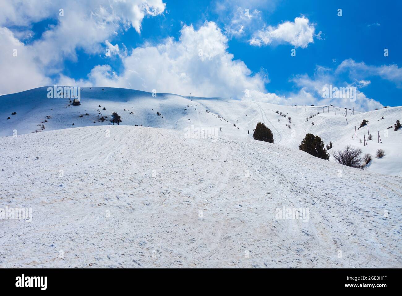 Pista de esquí en la montaña Beldersay en la región de Chimgan de la cordillera Tian Shan cerca de la ciudad de Taskent en Uzbekistán Foto de stock