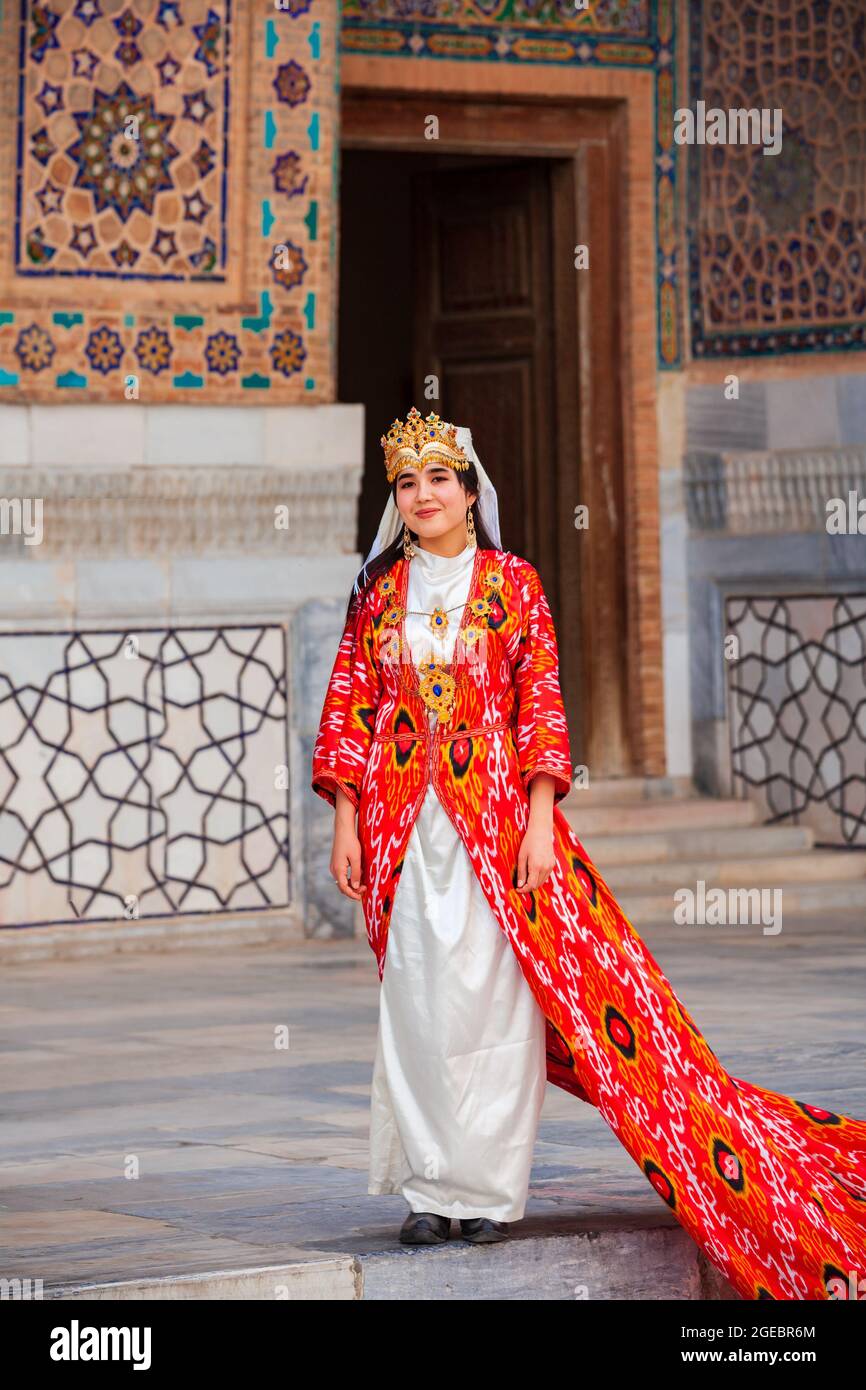 Samarcanda, Uzbekistán - 18 de abril de 2021: Novia y novio con vestidos  tradicionales uzbekos en la antigua ciudad de Registán, ciudad de  Samarcanda en Uzbekistán Fotografía de stock - Alamy