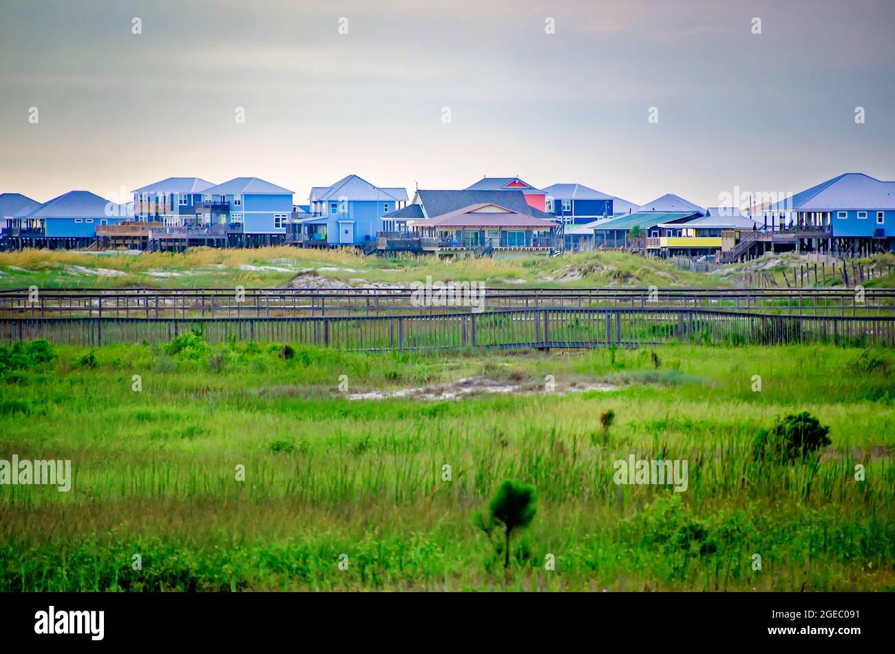 Las casas de playa están abarrotadas en el West End de Dauphin Island, 12 de agosto de 2021, en Dauphin Island, Alabama. La isla es vulnerable al cambio climático. Foto de stock