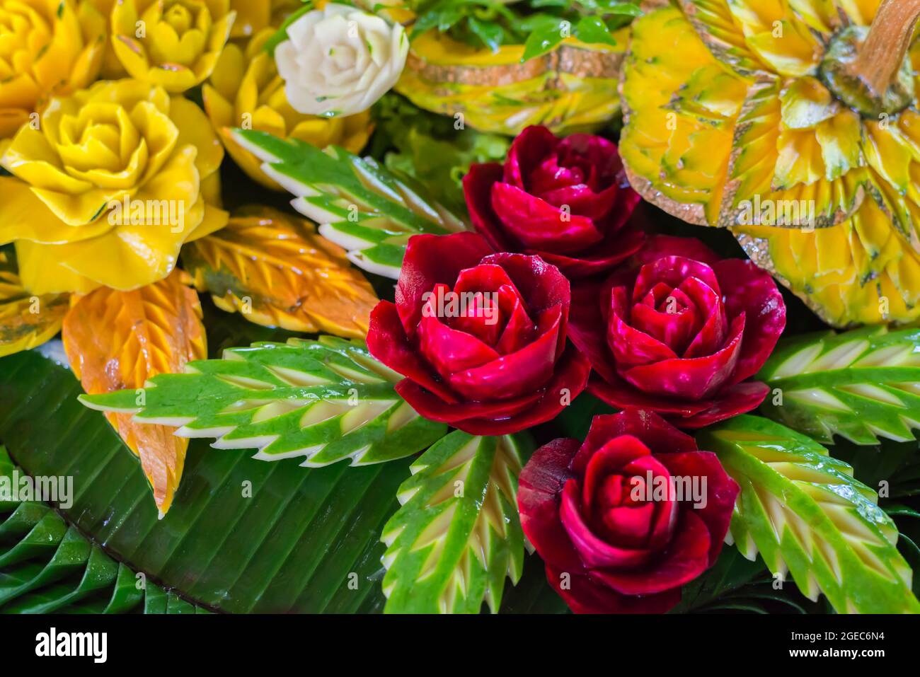 Hermosa Tailandia 's flores artificiales de rosas. Primer plano flor  artificial de rosas en Tailandia tradición de arte para la decoración de  alimentos. Manualidades de mano Ros artificiales Fotografía de stock -