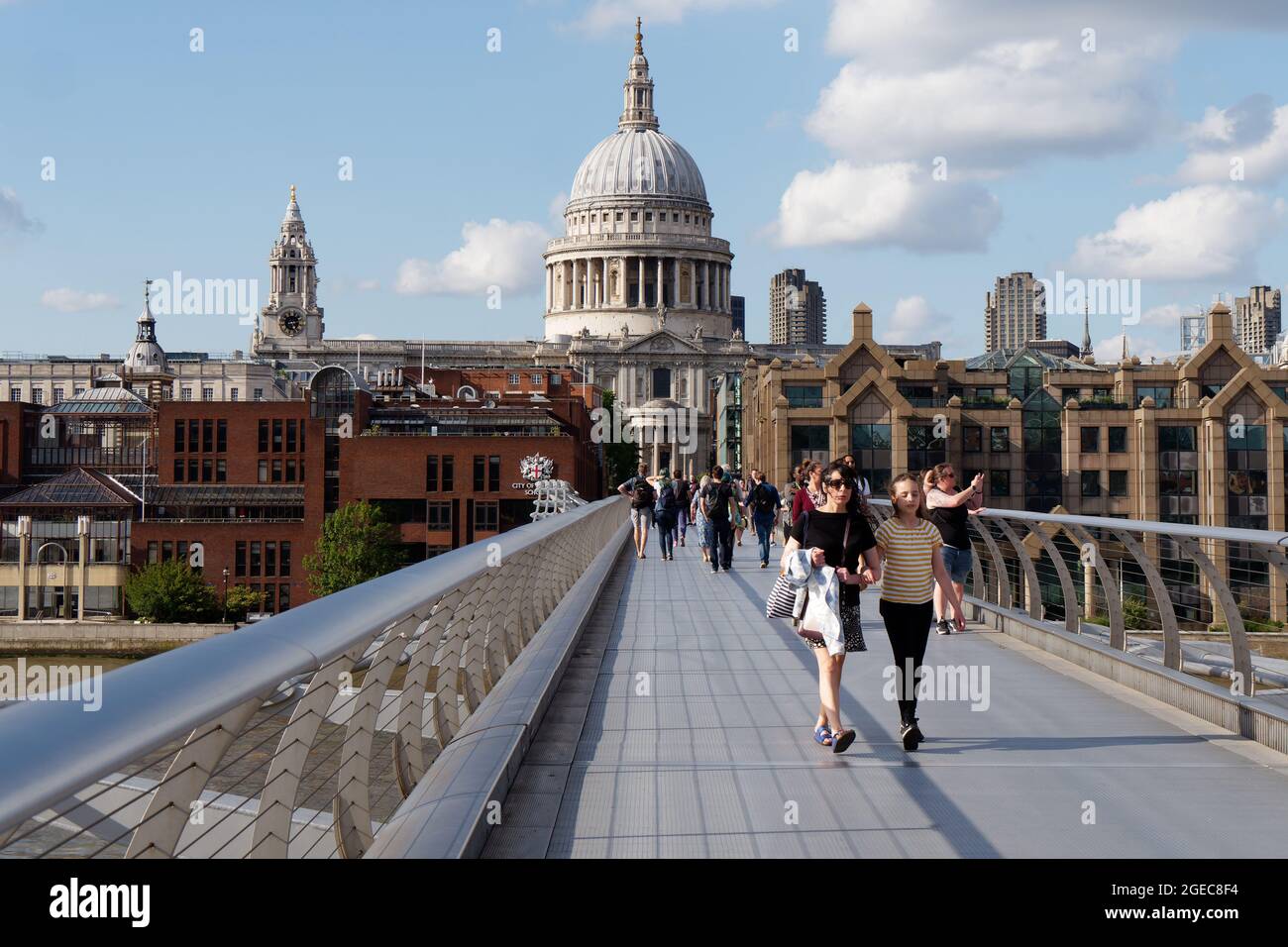Londres, Gran Londres, Inglaterra, agosto de 10 2021: Mujer y niño caminando por el Puente del Milenio con la Catedral de San Pablo detrás. Foto de stock