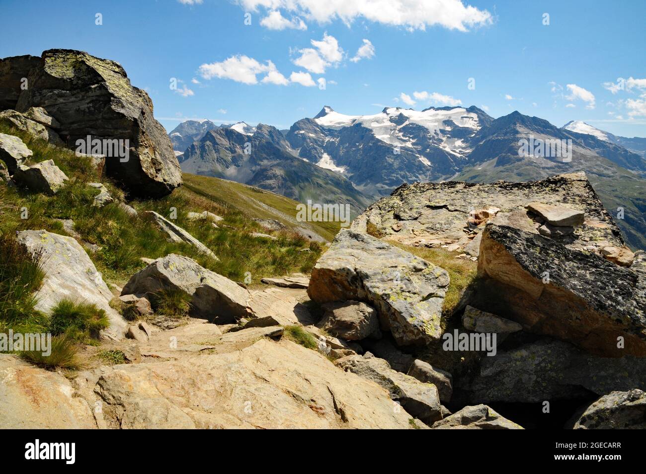 Lungo il sentiero balcone tra il col de l'Iseran e il Refuge du Carrò nelle alpi Cozie francesi Foto de stock