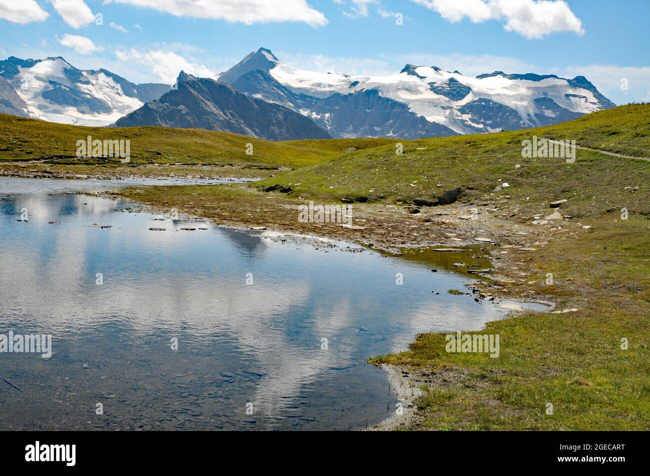 Lungo il sentiero balcone tra il col de l'Iseran e il Refuge du Carrò nelle alpi Cozie francesi Foto de stock