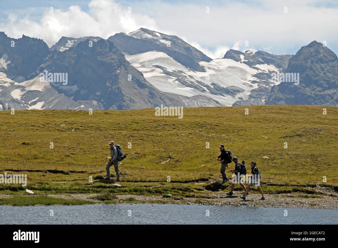 Lungo il sentiero balcone tra il col de l'Iseran e il Refuge du Carrò nelle alpi Cozie francesi Foto de stock