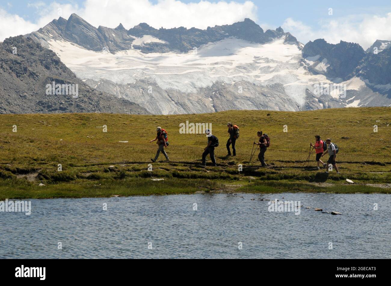 Lungo il sentiero balcone tra il col de l'Iseran e il Refuge du Carrò nelle alpi Cozie francesi Foto de stock