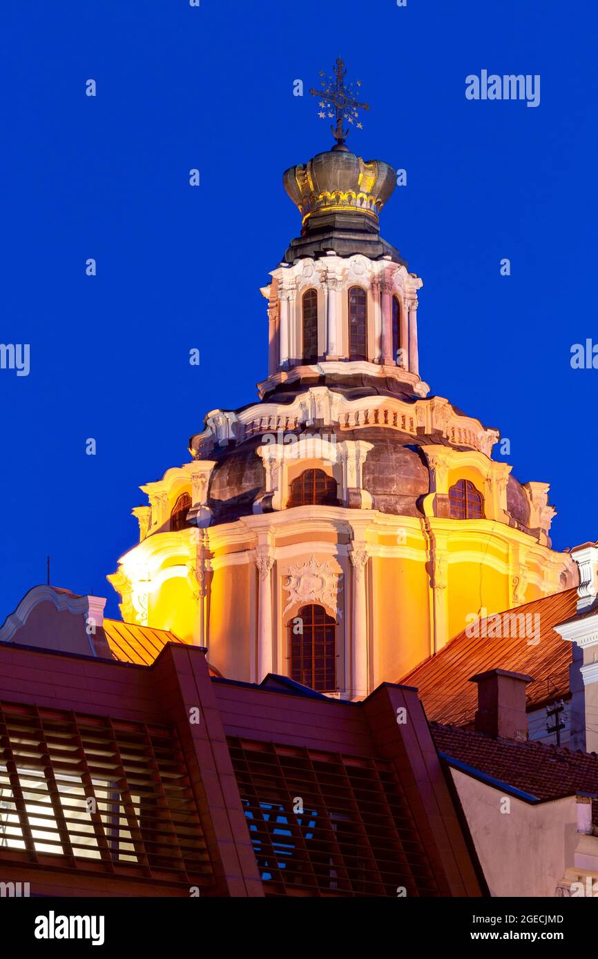Vista del edificio de la iglesia de Santa Teresa. Vilna. Lituania. Foto de stock