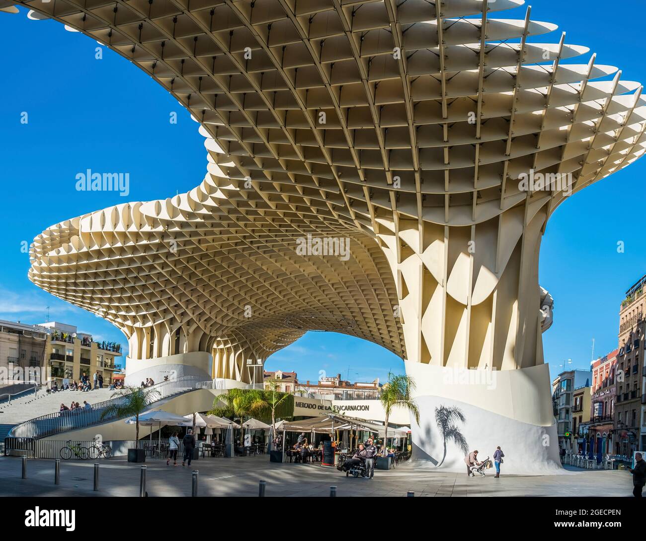 Metropol Parasol es una estructura de madera situada en la plaza de la Encarnación, en el casco Metropol Parasol es una estructura de madera situada en la plaza de la Encarnación, en el casco