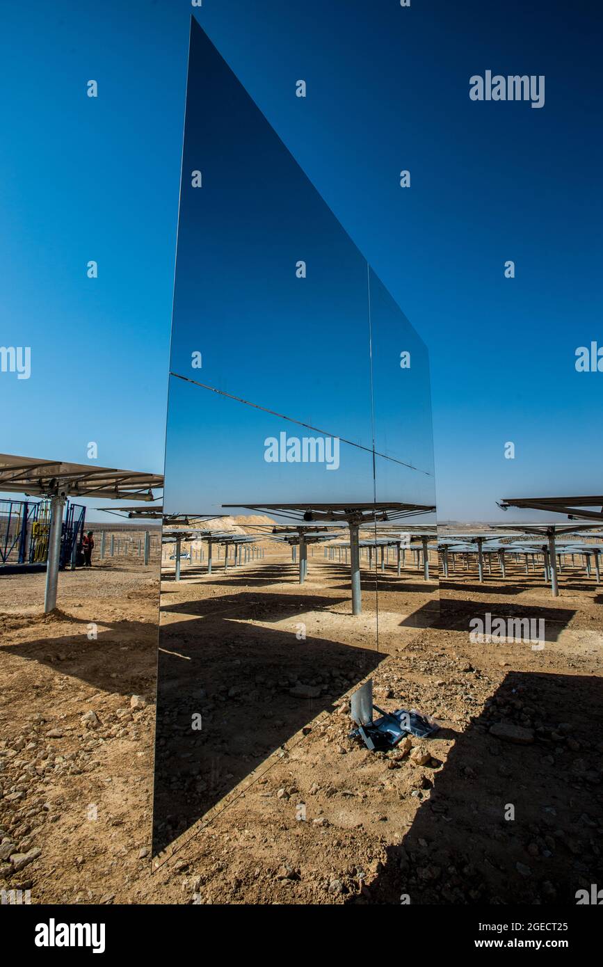 Reflectores solares Parte de una planta de energía solar, estos reflectores concentran la energía solar para producir electricidad Foto de stock