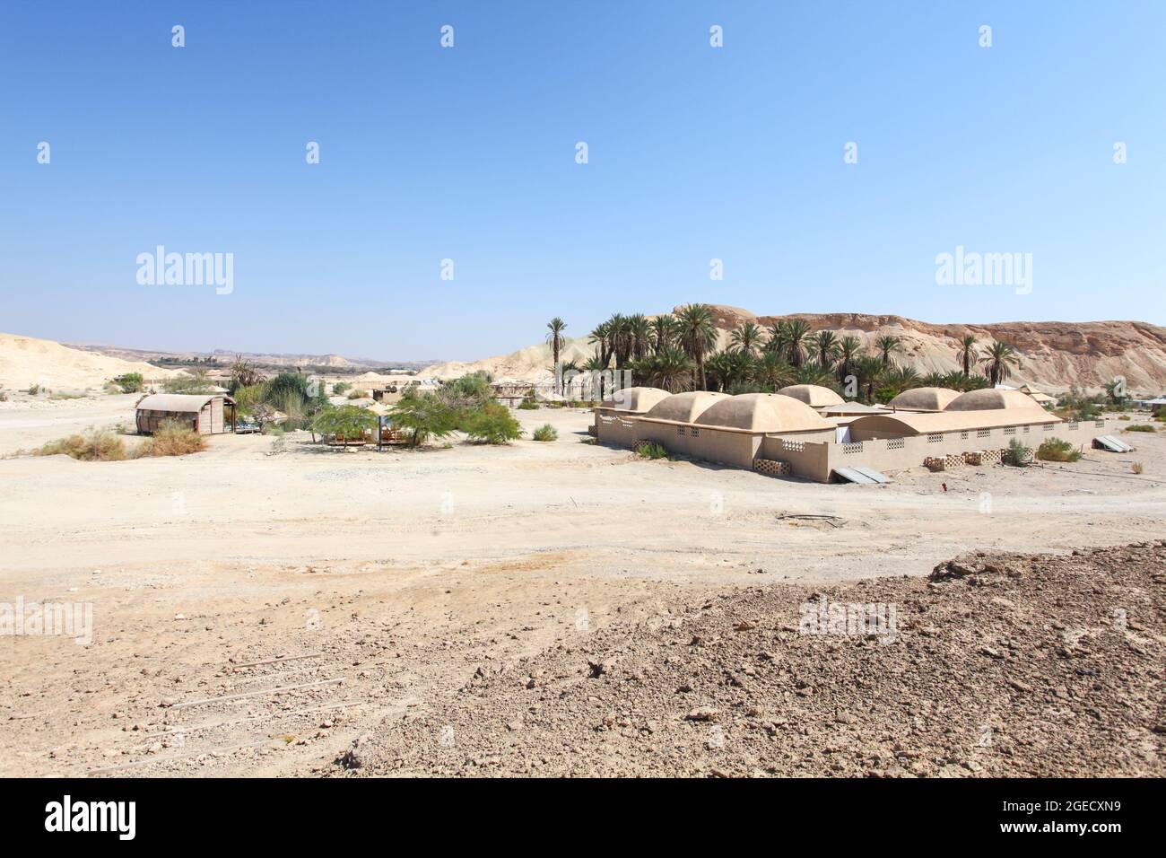 Paisaje desértico edificios de barro alrededor de un oasis. Fotografiado en Oriente Medio Foto de stock