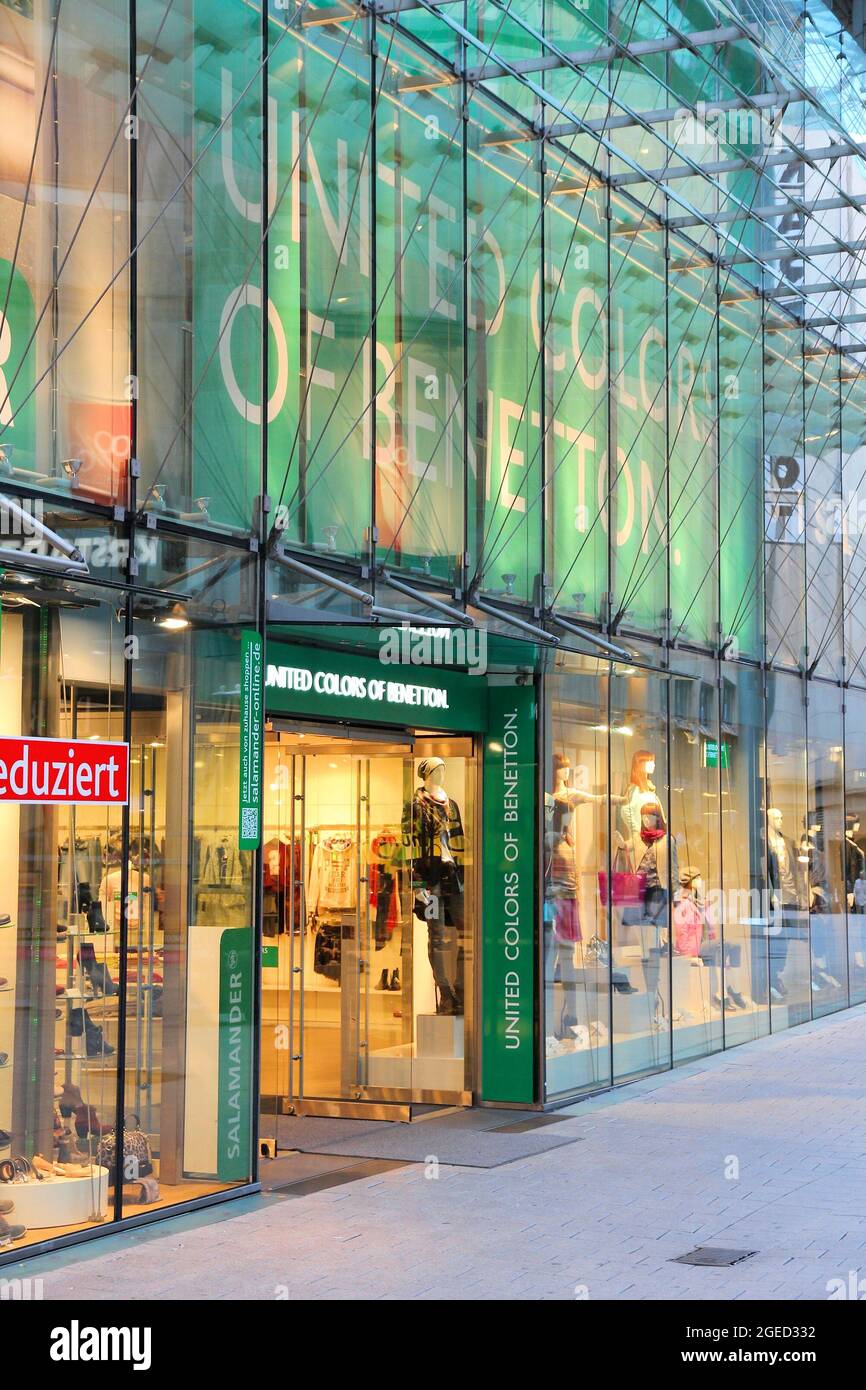 HAMBURGO, ALEMANIA - 28 DE AGOSTO de 2014: United Colors of Benetton  Fashion Shop en Hamburgo. Benetton Group es un popular minorista de moda  italiano Fotografía de stock - Alamy