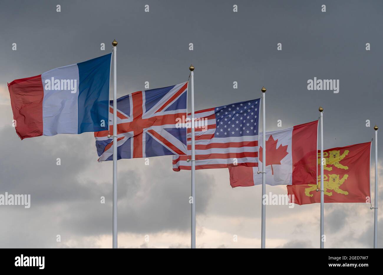 Arromanches-les-Bains, Francia - 08 03 2021: Banderas de los aliados de la Segunda  Guerra Mundial en un cielo lluvioso Fotografía de stock - Alamy