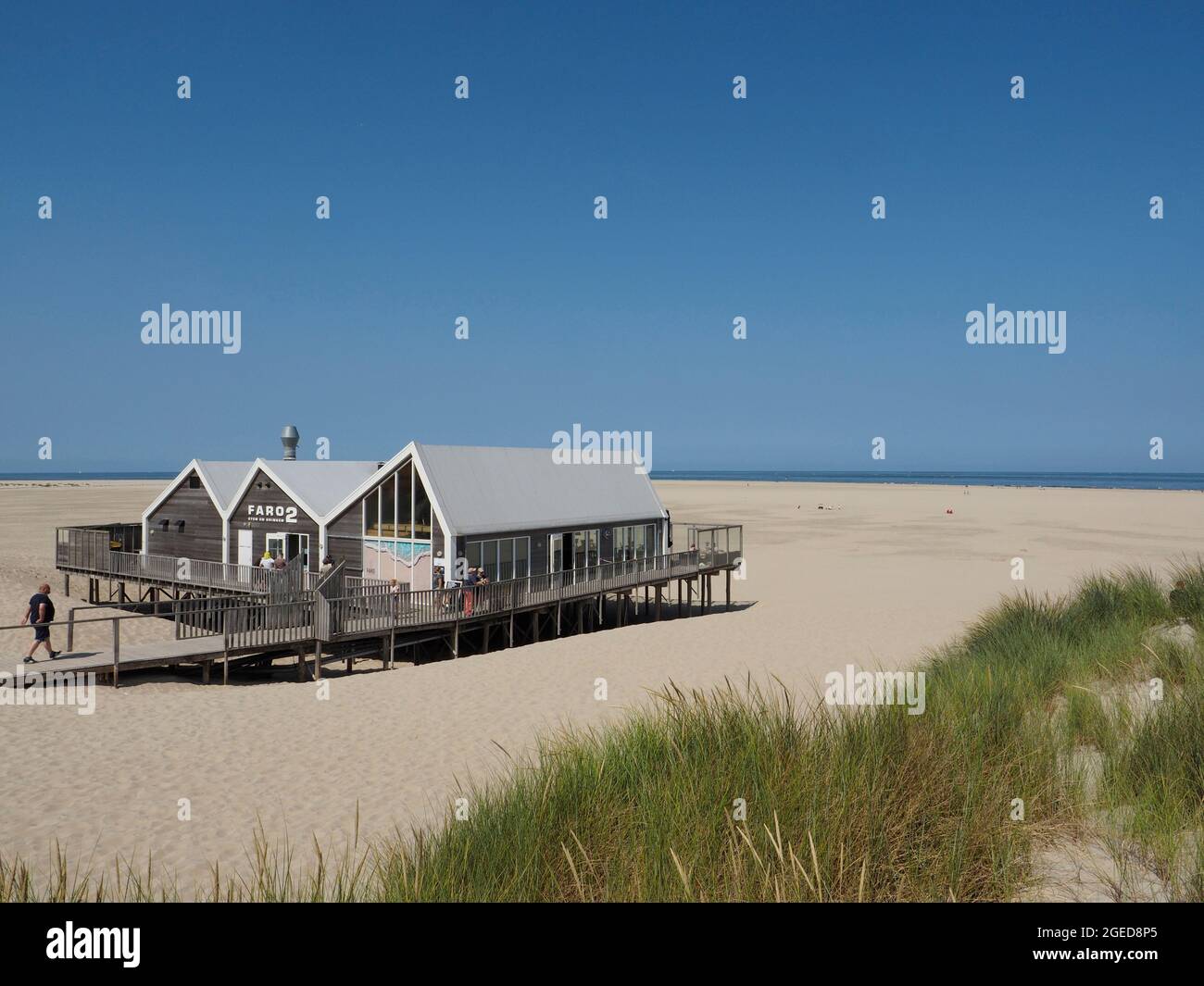 La playa en el extremo norte de la isla Texel es muy amplia. Texel, Países Bajos Foto de stock