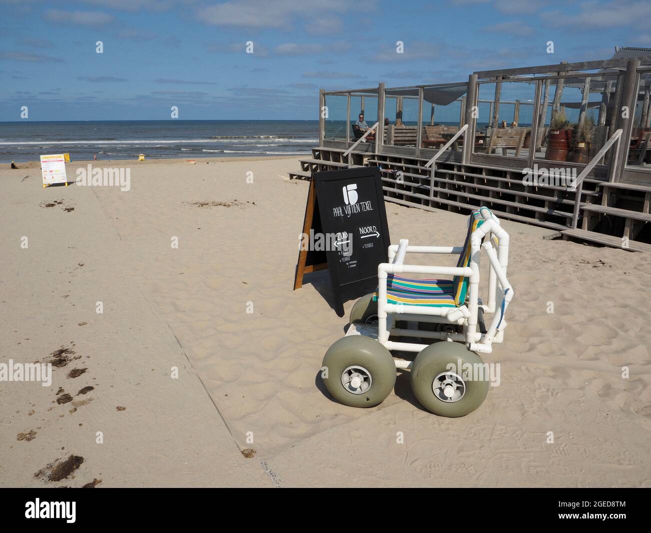 Silla especial de playa para dar a las personas con discapacidad la posibilidad de disfrutar de la playa en Paal 15, en la isla de Texel, Países Bajos Foto de stock