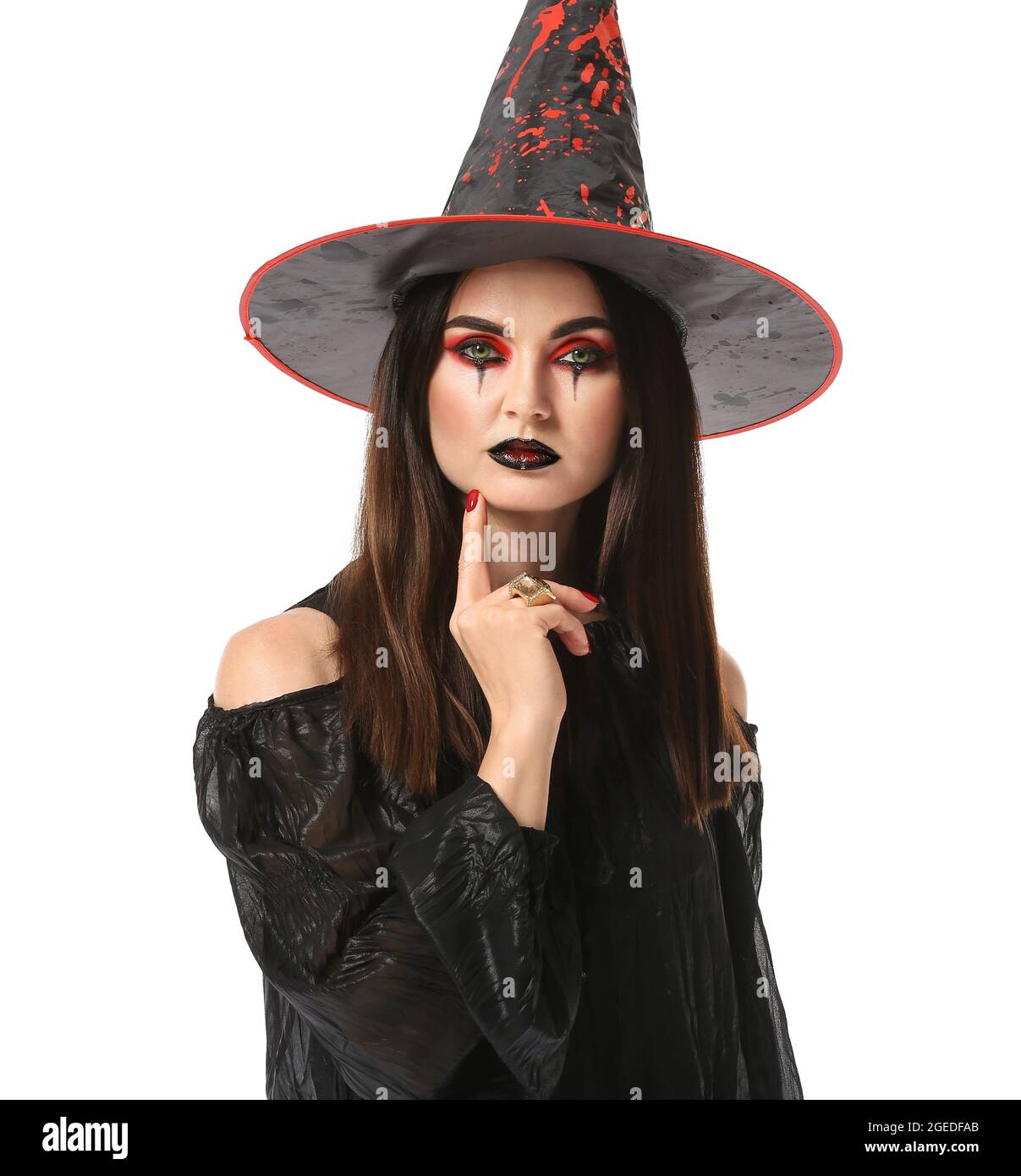 Hermosa mujer vestida como una bruja de Halloween sobre fondo blanco  Fotografía de stock - Alamy