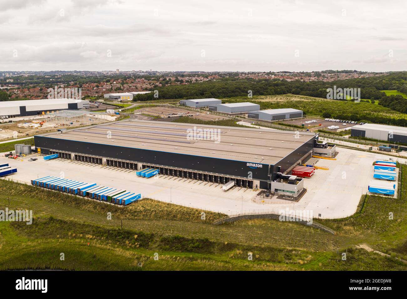 LEEDS, REINO UNIDO - 14 DE AGOSTO DE 2021. Vista aérea del almacén y centro logístico de Amazon en Leeds, West Yorkshire. Foto de stock