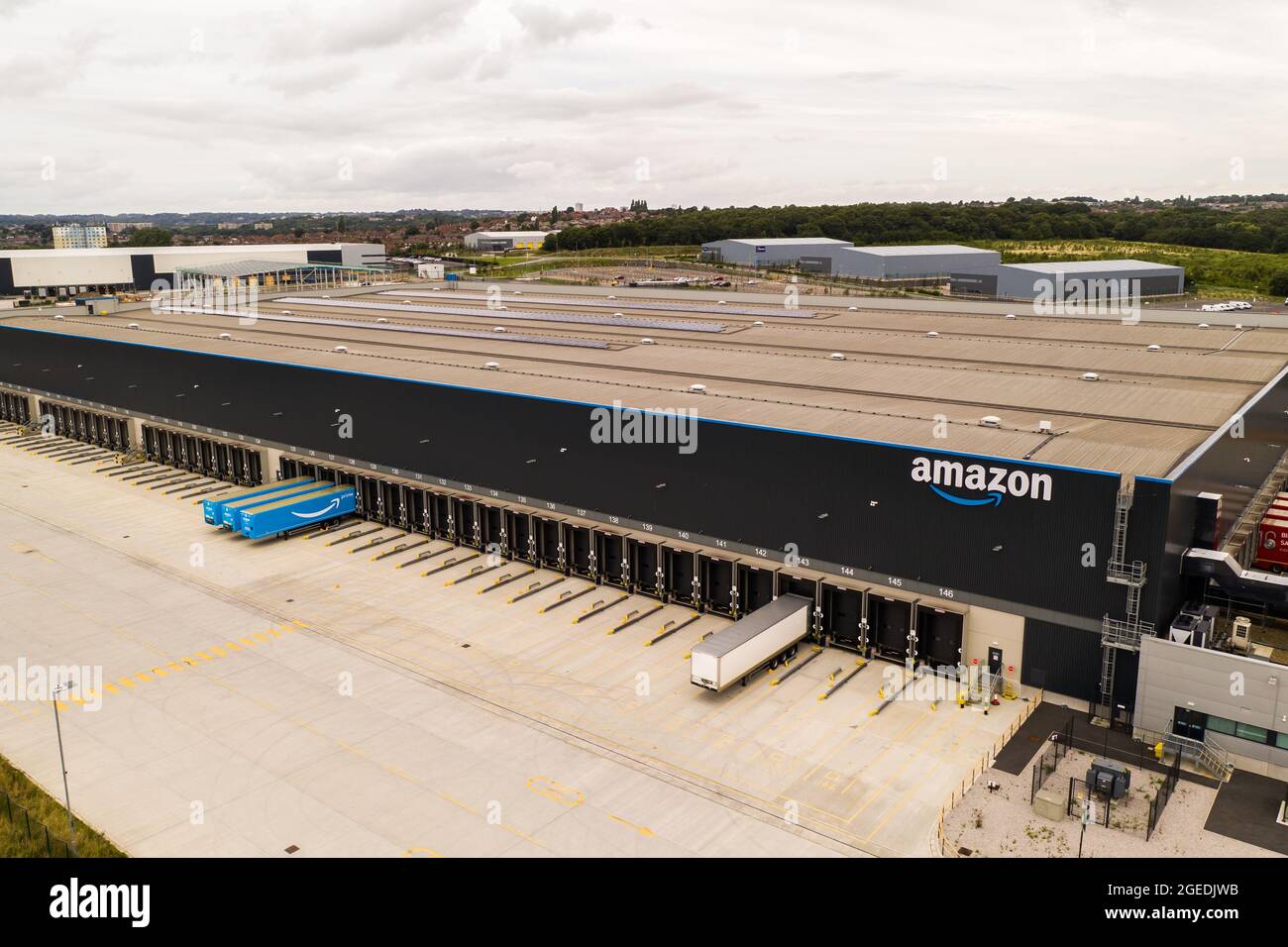 LEEDS, REINO UNIDO - 14 DE AGOSTO DE 2021. Vista aérea del almacén y centro logístico de Amazon en Leeds, West Yorkshire. Foto de stock