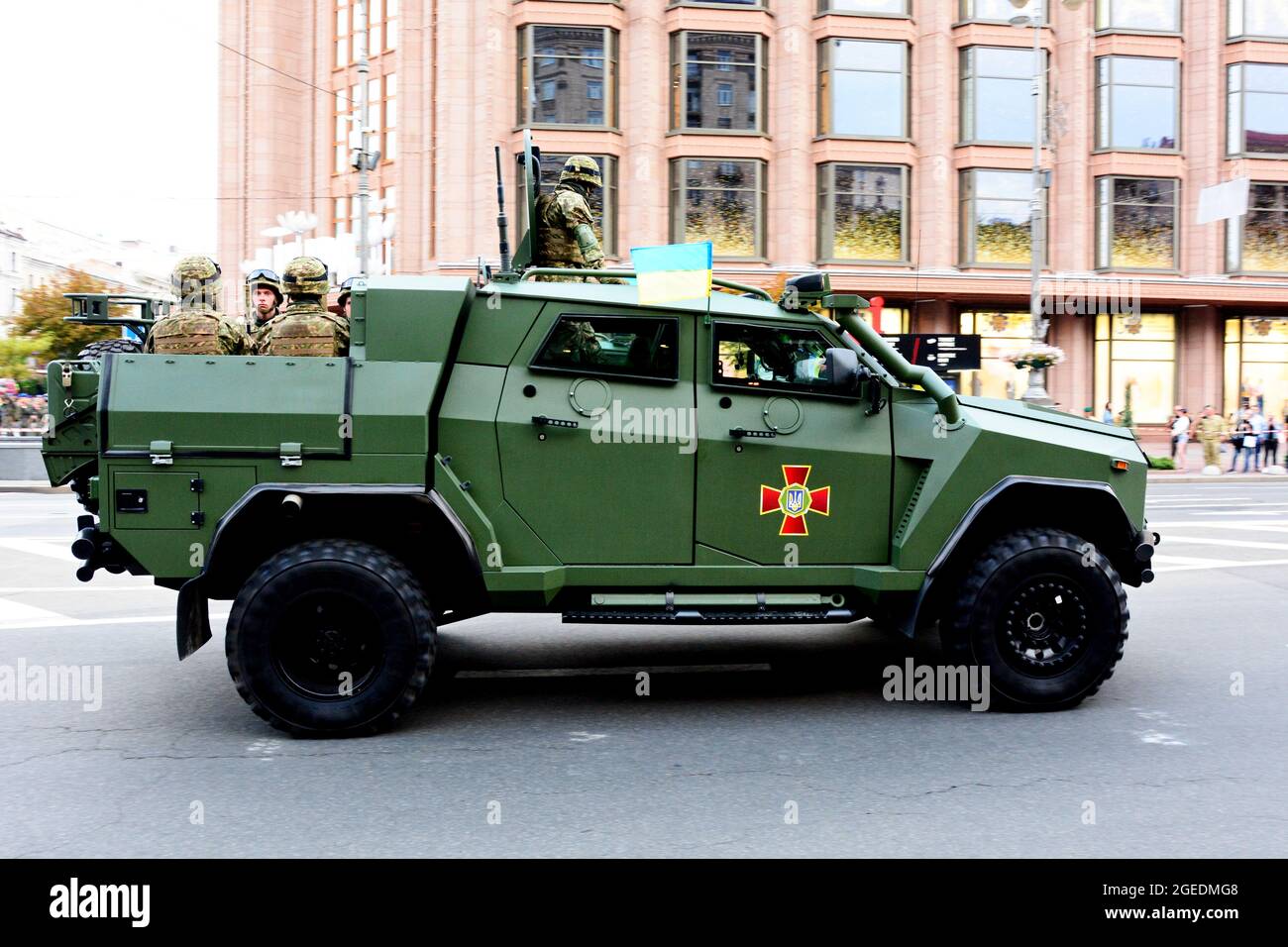 Kiev, Ucrania. 18th de agosto de 2021. KIEV, UCRANIA - 18 DE AGOSTO: Vehículos  militares ucranianos conducen en formación en un ensayo de desfile militar  con ocasión del Día de la Independencia