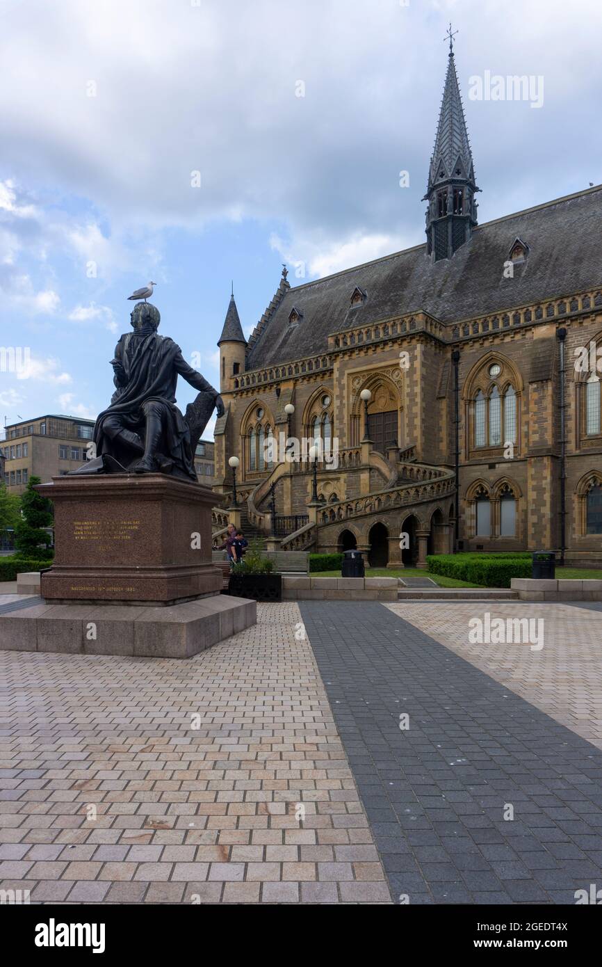 Gaviota encaramada en la estatua fuera del Museo McManus y la Galería de Arte, Albert Square, Dundee, Escocia Foto de stock