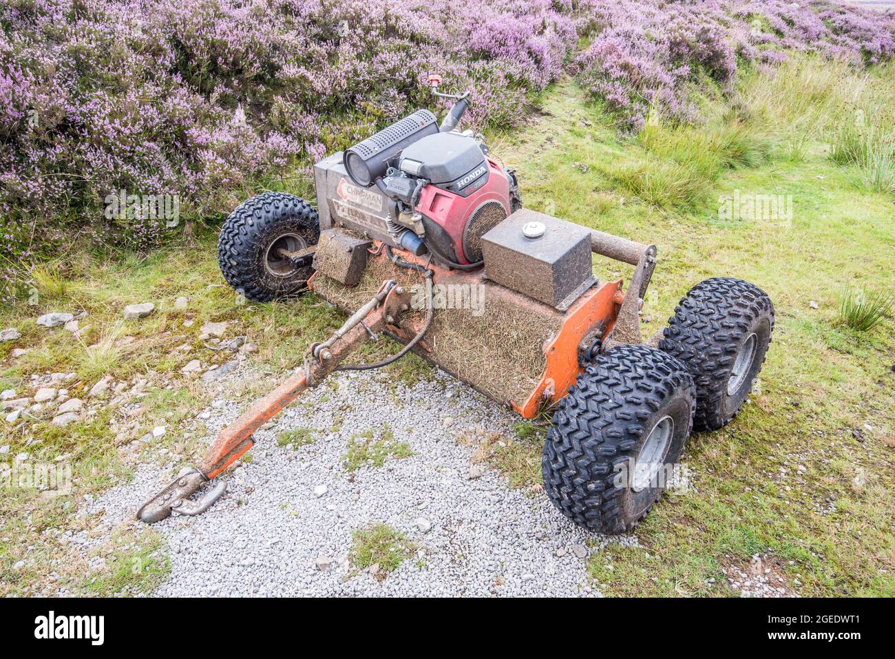 Segadora de mayales ATV en uso en la finca Bolton Abbey probablemente para cortar el brezo, etc Foto de stock