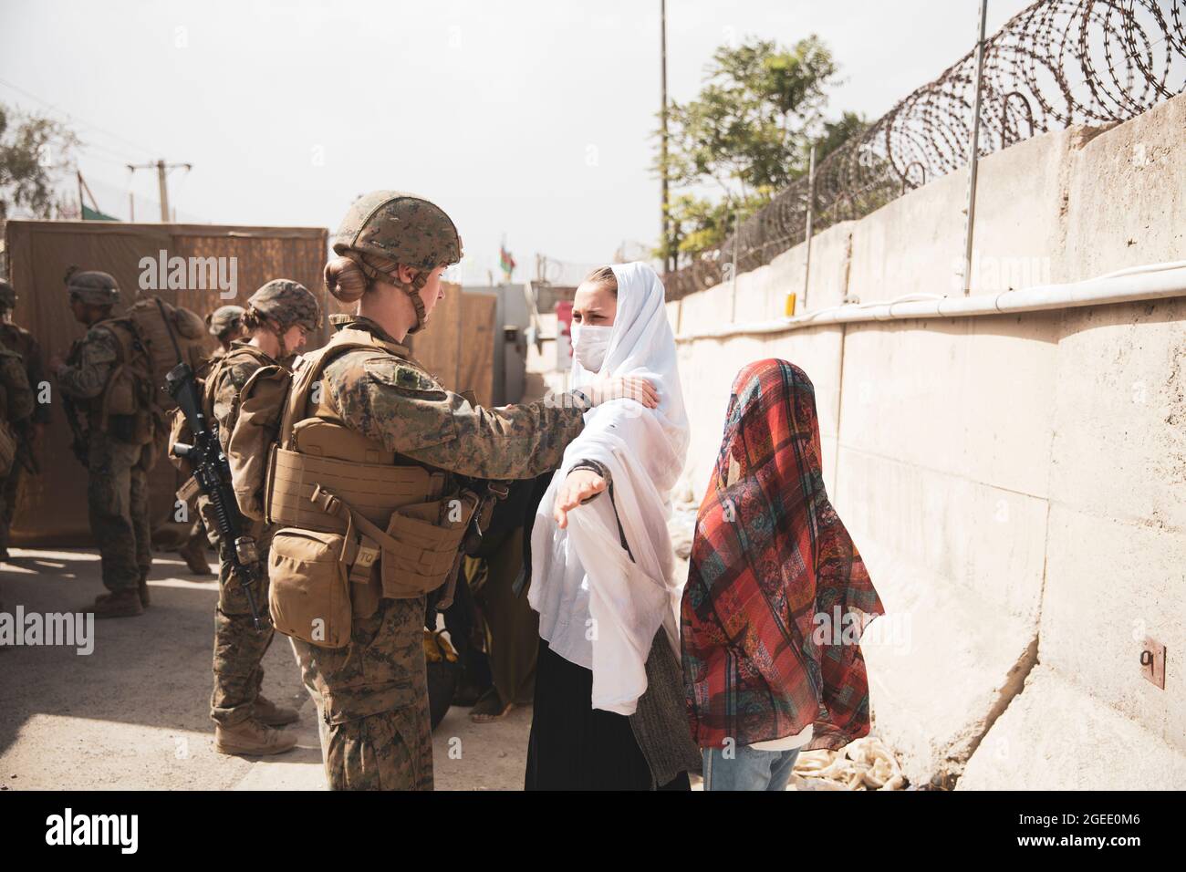 Kabul, Afganistán. 18th de agosto de 2021. Los infantes de marina estadounidenses verifican a los civiles durante el procesamiento para su evacuación en el Aeropuerto Internacional Hamid Karzai como parte del Refugio de Operación Aliados el 18 de agosto de 2021 en Kabul, Afganistán. Crédito: Planetpix/Alamy Live News Foto de stock