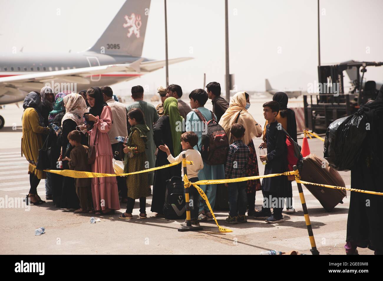 Kabul, Afganistán. 18th de agosto de 2021. Civiles afganos esperan a bordo de un avión para su evacuación en el Aeropuerto Internacional Hamid Karzai como parte del Refugio de Operación Aliados el 18 de agosto de 2021 en Kabul, Afganistán. Crédito: Planetpix/Alamy Live News Foto de stock