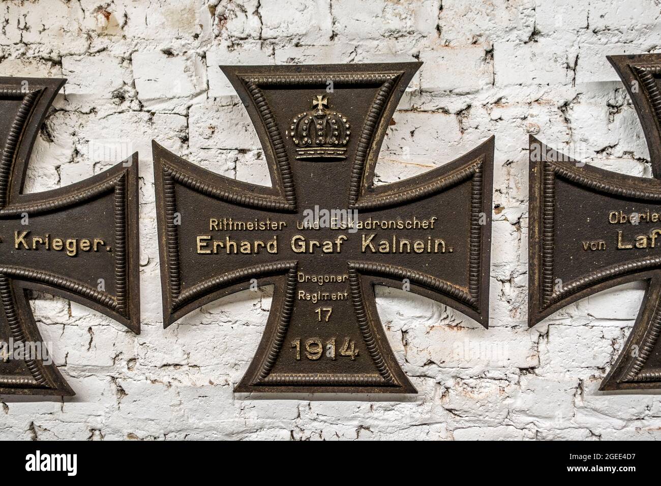 El hierro alemán cruza desde el cementerio original en el museo de la Primera Guerra Mundial Batalla de los Cascos de Plata / Slag der Zilveren Helmen en Halen, Limburgo, Bélgica Foto de stock