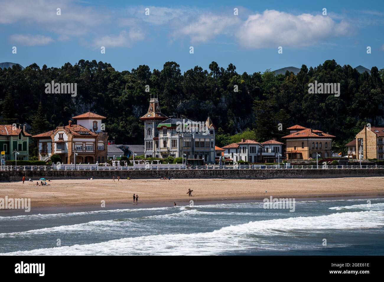 Playa de Santa Marina en Ribadesella con turistas que disfrutan de un clima cálido durante el verano. Foto de stock